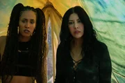 Dollface (Tiana Okoye, l.) und Quiet (Stephanie Beatriz, r.) freuen sich &uuml;ber das pl&ouml;tzliche Auftauchen von John. Vor allem Dollface m&ouml;chte die Gelegenheit nutzen, um John dabei zu helfen, seine verlorenen Erinnerungen wiederzuerlangen.