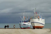Dänemarks Strandkutter sind einzigartig: Da die sandige Küste den Bau von Häfen erschwerte, nutzen die Fischer den Strand als Liegeplatz. Dänemarks Strandkutter sind einzigartig: Da die sandige Küste den Bau von Häfen erschwerte, nutzen die Fischer den Strand als Liegeplatz.