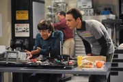 L-R: Howard (Simon Helberg), Sheldon (Jim Parsons). L-R: Howard (Simon Helberg), Sheldon (Jim Parsons).