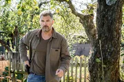 Trebbe (Simon Böer) wagt sich ins Gespräch mit Ewald Krüger. Trebbe (Simon Böer) wagt sich ins Gespräch mit Ewald Krüger.