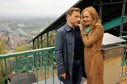 Anne (Katja Flint) f&uuml;hlt sich sehr zu Gregor (Richy M&uuml;ller) hingezogen.