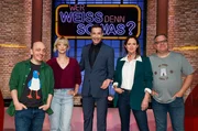 Moderator Kai Pflaume (M.) und seine Rateteam-Kapit&auml;ne Bernhard Ho&euml;cker (l.) und Elton (r.) begr&uuml;&szlig;en in dieser Sendung die Schauspielerin Heike Makatsch (2.v.l.) und die Schauspielerin Emily Cox (2.v.r.).