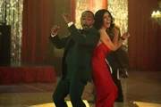 Auf der Wintersonnenwende-Party wird ausgelassen gefeiert. Während John (Anthony Mackie, l.) sich am Buffet bedient und den Abend genießt, betrachtet Quiet (Stephanie Beatriz, r.) das bunte Treiben mit Skepsis. Auf der Wintersonnenwende-Party wird ausgelassen gefeiert. Während John (Anthony Mackie, l.) sich am Buffet bedient und den Abend genießt, betrachtet Quiet (Stephanie Beatriz, r.) das bunte Treiben mit Skepsis.