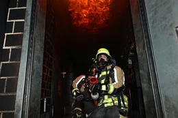 Die beiden Atemschutzger&auml;tetr&auml;ger Sara und Brian k&auml;mpfen im W&uuml;rzburger Brandhaus mit einem Flashover.