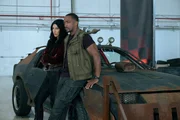 Kurz vor der Qualifikation treffen Quiet (Stephanie Beatriz, l.) und John (Anthony Mackie, r.) auf ihre Konkurrenz. Unter den Teilnehmern befinden sich auch einige bekannte Gesichter, die für den Sieg vor nichts zurückschrecken. Kurz vor der Qualifikation treffen Quiet (Stephanie Beatriz, l.) und John (Anthony Mackie, r.) auf ihre Konkurrenz. Unter den Teilnehmern befinden sich auch einige bekannte Gesichter, die für den Sieg vor nichts zurückschrecken.