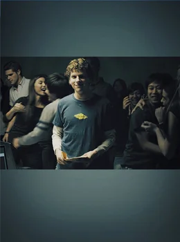 Noch ahnt Harvard-Student Mark Zuckerberg (Jesse Eisenberg) nicht, dass sein zuk&uuml;nftiger Weg nicht nur ges&auml;umt ist von Partys und Erfolgen, sondern auch von Verrat und etlichen Klagen ...