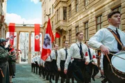 Beim Aufmarsch der Nationalsozialisten im tschechischen Brünn läuft zu ihrem Entsetzen auch Gertas Bruder Fritz (Carl Grübel, Fahnenträger) mit. Beim Aufmarsch der Nationalsozialisten im tschechischen Brünn läuft zu ihrem Entsetzen auch Gertas Bruder Fritz (Carl Grübel, Fahnenträger) mit.