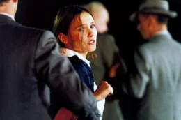Camille (Virginie Ledoyen) ist bis zu ihrer Flucht nach Bordeaux Studentin am Coll&egrave;ge de France.