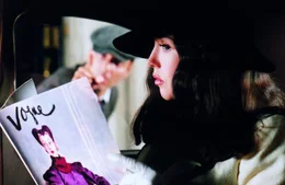 Viviane Denvers (Isabelle Adjani) liest die Zeitschrift &bdquo;Vogue&ldquo;.