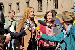 Anne (Katja Flint, 2.v.l.) nutzt ihre Prominenz und versucht, ihre Tochter Jess (Lavinia Wilson, 2.v.r.) bei deren B&uuml;rgerinitiative gegen den Flughafenausbau zu unterst&uuml;tzen.