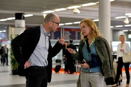 Anne (Katja Flint) erf&auml;hrt von ihrem Redaktionsleiter Jakob (Christian Koerner), kurz nach ihrer Ankunft am Flughafen, dass ihr fristlos gek&uuml;ndigt wurde.