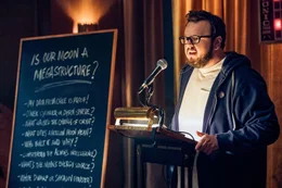 KC Houseman (John Bradley) erkl&auml;rt Sch&uuml;lern seine eigene Theorie von der Beschaffenheit des Mondes.