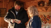 Benjamin Hornberg (Antoine Monot) überprüft in einer Gartenlaube einen Stapel Bargeld, während Stella Voss (Bettina Kaminski) angespannt zusieht. Der Fund wirft neue Fragen zu den dubiosen Geschäften ihres ermordeten Sohnes Gio auf. Benjamin Hornberg (Antoine Monot) überprüft in einer Gartenlaube einen Stapel Bargeld, während Stella Voss (Bettina Kaminski) angespannt zusieht. Der Fund wirft neue Fragen zu den dubiosen Geschäften ihres ermordeten Sohnes Gio auf.