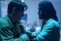Aus besten Freunden sind erbitterte Gegner geworden: Milo (Matt Smith, l.) und Morbius (Jared Leto, r.).