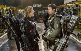 Emily Blunt (Rita Vrataski), Tom Cruise (Major Bill Cage).
