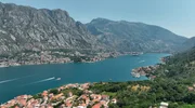 Die Bucht von Kotor ist ein 30 Kilometer langer, verwinkelter Meeresarm. Durch das umgebende Karst-Gebirge erinnert die Landschaft an die norwegische Fjordküste. Die Bucht von Kotor ist ein 30 Kilometer langer, verwinkelter Meeresarm. Durch das umgebende Karst-Gebirge erinnert die Landschaft an die norwegische Fjordküste.