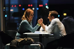 Anne (Katja Flint) und Gregor (Richy M&uuml;ller) kommen sich n&auml;her und messen spielerisch ihre Kr&auml;fte.
