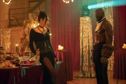Raven (Patty Guggenheim, l.) erinnert sich an vergangene Zeiten und gibt dabei Einblicke in ihre Geschichte. So erfährt auch Axel (Michael James Shaw, r.) mehr über ihre Vergangenheit. Raven (Patty Guggenheim, l.) erinnert sich an vergangene Zeiten und gibt dabei Einblicke in ihre Geschichte. So erfährt auch Axel (Michael James Shaw, r.) mehr über ihre Vergangenheit.