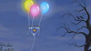 Pottwal steigt mit drei bunten Luftballons gefährlich hoch in die Luft. Pottwal steigt mit drei bunten Luftballons gefährlich hoch in die Luft.