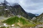 Wie ein Tor zur Greina liegt die Terrihütte auf einem Hügel über dem Val Sumvitg. Wie ein Tor zur Greina liegt die Terrihütte auf einem Hügel über dem Val Sumvitg.