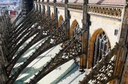 Um die Langhauswände zu stützen, die durch das Gewicht des Daches nach außen gedrückt werden, entwickelte die Gotik das Prinzip der äußeren, stützenden Strebebögen. Um die Langhauswände zu stützen, die durch das Gewicht des Daches nach außen gedrückt werden, entwickelte die Gotik das Prinzip der äußeren, stützenden Strebebögen.