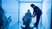 Luke (Joe Freeman, l.) wird von Tony (Jason Diaz, r.) in der "Traumbox" festgeschnallt. Dort wartet das nächste grausame Experiment auf ihn. Luke (Joe Freeman, l.) wird von Tony (Jason Diaz, r.) in der "Traumbox" festgeschnallt. Dort wartet das nächste grausame Experiment auf ihn.