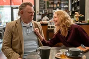 Als Scott (Brendan Gleeson) über ein homosexuelles Paar am Nachbartisch redet, tappt er mit seinen Ansichten über Männlichkeit bei seiner Noch-Frau Ellen (Patricia Clarkson) ins Fettnäpfchen. Als Scott (Brendan Gleeson) über ein homosexuelles Paar am Nachbartisch redet, tappt er mit seinen Ansichten über Männlichkeit bei seiner Noch-Frau Ellen (Patricia Clarkson) ins Fettnäpfchen.
