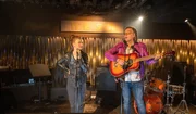 Applaus für Schrotti (Michael Gaedt) und seine Wahl-Tochter Sam Fitz (Camille Dombrowsky)! Doch die Freude über den gemeinsamen Auftritt in der Stuttgarter Musikkneipe „Nest“ währt nicht lange, denn beide geraten kurze Zeit später im Mord an einem Musikproduzenten unter dringenden Tatverdacht. Applaus für Schrotti (Michael Gaedt) und seine Wahl-Tochter Sam Fitz (Camille Dombrowsky)! Doch die Freude über den gemeinsamen Auftritt in der Stuttgarter Musikkneipe „Nest“ währt nicht lange, denn beide geraten kurze Zeit später im Mord an einem Musikproduzenten unter dringenden Tatverdacht.