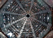 Turmhelm des Ulmer Münsters, fertiggestellt bereits 1330, einer der wenigen gotischen Türme, die noch in der Zeit der Gotik vollendet wurden. Ganz oben, an der Spitze, sieht man sehr gut, dass genaue architektonische Berechnungen im Mittelalter noch nicht völlig perfekt gelangen. Turmhelm des Ulmer Münsters, fertiggestellt bereits 1330, einer der wenigen gotischen Türme, die noch in der Zeit der Gotik vollendet wurden. Ganz oben, an der Spitze, sieht man sehr gut, dass genaue architektonische Berechnungen im Mittelalter noch nicht völlig perfekt gelangen.