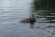 Ein Küsschen von einem Delfin? Damit hätte Anna wirklich nicht gerechnet. Ein Küsschen von einem Delfin? Damit hätte Anna wirklich nicht gerechnet.