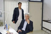 Jonas (Roy Peter Link, l.) stellt seinen Vater (Mathieu Carri&egrave;re, r.) zur Rede ...
