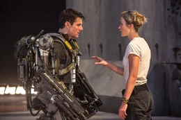Der Kampf gegen eine feindliche Alienrasse bef&ouml;rdert Major Bill Cage (Tom Cruise, l.) in eine Zeitschleife, die ihn ein und den selben Tag immer und immer wieder erleben l&auml;sst. Verwirrt und ver&auml;ngstigt sucht der Soldat Antworten bei der Kriegsheldin Sergeant Rita Vrataski (Emily Blunt, r.) ...