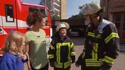 Feuerwehrmann Michael und die Moderatorin Maral sprechen Florian ein großes Lob aus: Florian hat sehr gut mitgearbeitet und seine beste Freundin Sara gerettet. Feuerwehrmann Michael und die Moderatorin Maral sprechen Florian ein großes Lob aus: Florian hat sehr gut mitgearbeitet und seine beste Freundin Sara gerettet.