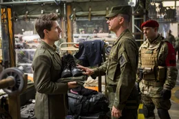 Major Bill Cage (Tom Cruise), Master Sergeant Farell (Bill Paxton).