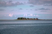 Die Halligen sind kleine, kaum geschützte Marschinseln im nordfriesischen Wattenmeer. Sie liegen nur wenige Meter über dem Meeresspiegel und werden bei starker Flut regelmäßig überspült. Die Halligen sind kleine, kaum geschützte Marschinseln im nordfriesischen Wattenmeer. Sie liegen nur wenige Meter über dem Meeresspiegel und werden bei starker Flut regelmäßig überspült.