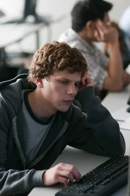 Der hochbegabte Harvard Student Mark Zuckerberg (Jesse Eisenberg) kreiert eine Webseite, thefacebook.com, auf der alle sozialen Erlebnisse im College online kommuniziert werden k&ouml;nnen." Innerhalb k&uuml;rzester Zeit w&auml;chst die Webseite &uuml;ber Campus- und L&auml;ndergrenzen hinaus ...
