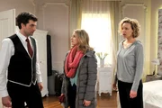 Zu Nataschas (Melanie Wiegmann, r.) Entsetzen erz&auml;hlt Marlene (Lucy Scherer, M.) Konstantin (Moritz Tittel, l.) von seiner Vaterschaft.