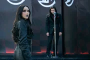 Raven (Patty Guggenheim, l.) tritt beim Wettkampf selbst an. Dabei erhofft sie sich als einzige Insiderin unter den Teilnehmenden von Calypso (Anthony Carrigan, r.) Vorteile bezüglich der Verpflegung und des Verlaufs des Wettkampfes. Raven (Patty Guggenheim, l.) tritt beim Wettkampf selbst an. Dabei erhofft sie sich als einzige Insiderin unter den Teilnehmenden von Calypso (Anthony Carrigan, r.) Vorteile bezüglich der Verpflegung und des Verlaufs des Wettkampfes.
