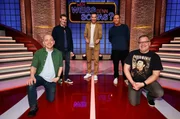 Moderator Kai Pflaume (M.) und seine Rateteam-Kapit&auml;ne Bernhard Ho&euml;cker (l.) und Elton (r.) begr&uuml;&szlig;en in dieser Sendung den Comedian Rick Kavanian (2.v.l.) und den Schauspieler Christian Tramitz (2.v.r.).