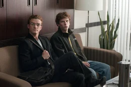Eines Tages trifft sich Mark Zuckerberg (Jesse Eisenberg, r.) mit Sean Parker (Justin Timberlake, l.), dem einstigen Mitgr&uuml;nder der Musiktauschb&ouml;rse Napster. Er wird Zuckerbergs Mentor ...