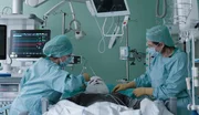 Konzentrierte Versorgung: Zwei Pflegerinnen kümmern sich um einen schwer verletzten Patienten. Konzentrierte Versorgung: Zwei Pflegerinnen kümmern sich um einen schwer verletzten Patienten.