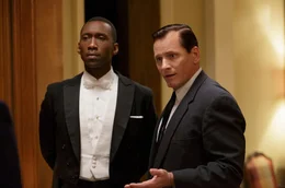 Tony (Viggo Mortensen, r.) k&uuml;mmert sich um alle Details bei den Auftritten von Shirley (Mahershala Ali, li.).