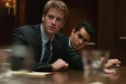 Die ebenfalls in Harvard studierenden Zwillinge Cameron (Armie Hammer, l.) und Tyler Winklevoss und ihr Kommilitone Divya Narendra (Max Minghella, r.) wollen ein elit&auml;res soziales Netzwerk, nur f&uuml;r die Kommilitonen an der Harvard University, schaffen. Zuckerberg sagt zu, die drei zu unterst&uuml;tzen ...