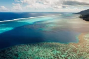 In Franz&ouml;sisch-Polynesien wird der Ozean &bdquo;Moana&ldquo; genannt, was f&uuml;r die Sch&ouml;nheit und den Reichtum, aber auch die Zerst&ouml;rungskraft der Natur steht.
