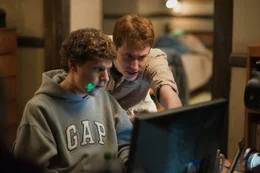 Findet in den Anfangsjahren gro&szlig;e Unterst&uuml;tzung bei Dustin Moskovitz (Joseph Mazzello, r.): Mark Zuckerberg (Jesse Eisenberg, l.) ...