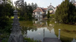 Schloss Sch&ouml;nau &ndash; Gartenansicht.