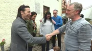 Die Bauretter wollen Alexandra (Mittte) und ihrer Familie helfen. Das Team von John Kosmalla (li.) stellt Küche, Bad, Kinderzimmer, Wohnzimmer und Flur fertig, während Manuela Reibold-Rolinger (2.v.li.) dem Bauunternehmer auf den Zahn fühlt. Wird es ihr gelingen, alle Parteien an einen Tisch zu bekommen? Die Bauretter wollen Alexandra (Mittte) und ihrer Familie helfen. Das Team von John Kosmalla (li.) stellt Küche, Bad, Kinderzimmer, Wohnzimmer und Flur fertig, während Manuela Reibold-Rolinger (2.v.li.) dem Bauunternehmer auf den Zahn fühlt. Wird es ihr gelingen, alle Parteien an einen Tisch zu bekommen?
