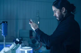 Schnell realisiert Morbius (Jared Leto), dass er durch seine Experimente die B&uuml;chse der Pandora ge&ouml;ffnet hat.