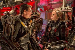 L-R: Major Bill Cage (Tom Cruise), Rita Vrataski (Emily Blunt).