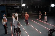 Hinter der Frage „Würdest du kämpfen?“ steckt immer auch die Frage, wer wir als Gesellschaft sein wollen. In einem Sozialexperiment trifft Leon Windscheid Menschen, die auf diese Frage kaum unterschiedlicher antworten könnten: Befürworter und Gegner der Wehrpflicht, Reservisten, Menschen mit eigener Kriegserfahrung und eine Mutter, die ihre Tochter im Krieg verlor. Hinter der Frage „Würdest du kämpfen?“ steckt immer auch die Frage, wer wir als Gesellschaft sein wollen. In einem Sozialexperiment trifft Leon Windscheid Menschen, die auf diese Frage kaum unterschiedlicher antworten könnten: Befürworter und Gegner der Wehrpflicht, Reservisten, Menschen mit eigener Kriegserfahrung und eine Mutter, die ihre Tochter im Krieg verlor.